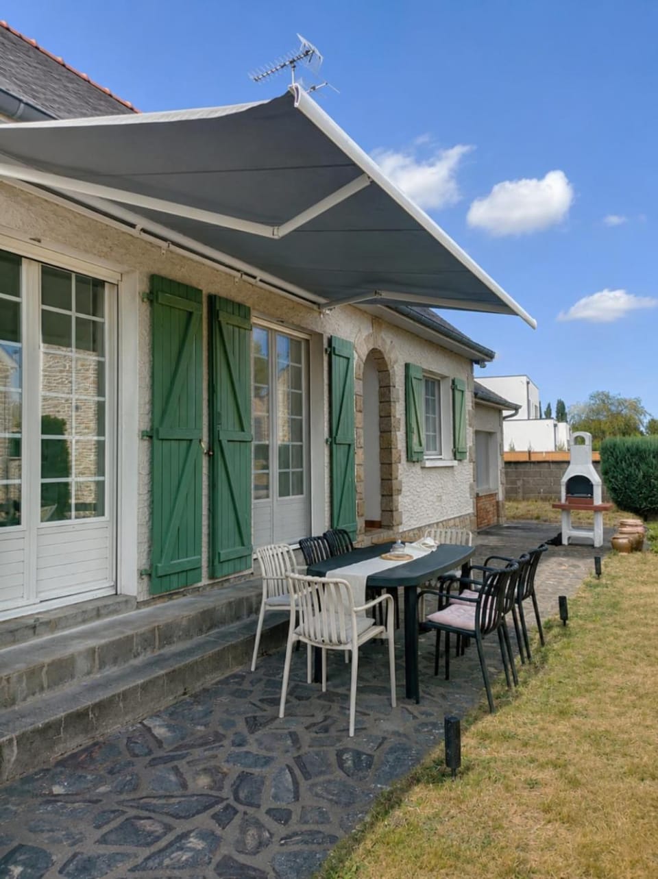 Property building, Patio, Day, BBQ facilities, Garden, Dining area, Garden view, Parking, pet friendly