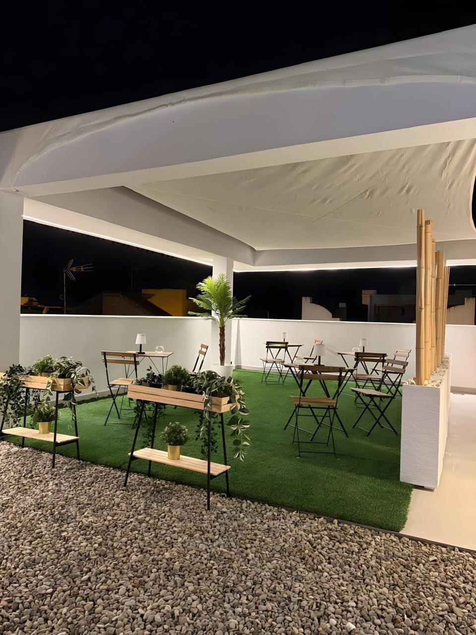 Property building, Balcony/Terrace, Living room