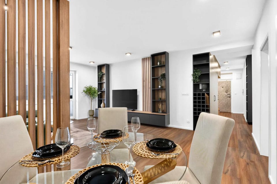 TV and multimedia, Living room, Seating area, Dining area, Evening entertainment