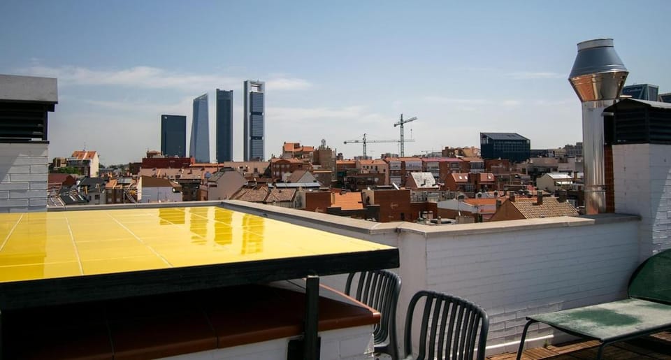 All-inclusive private room Coliving Tetuán Bed and Breakfast in Madrid