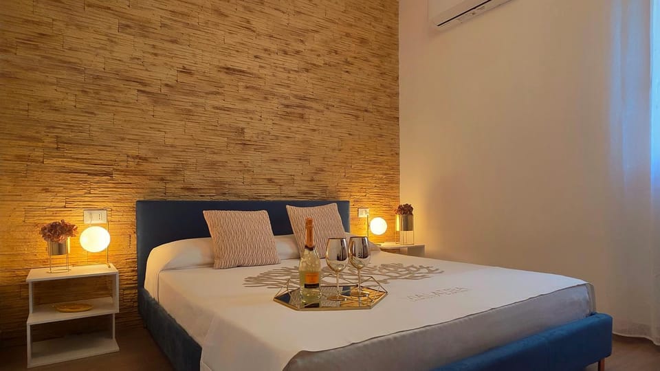 Bed, Food and drinks, Photo of the whole room, Bedroom, Food