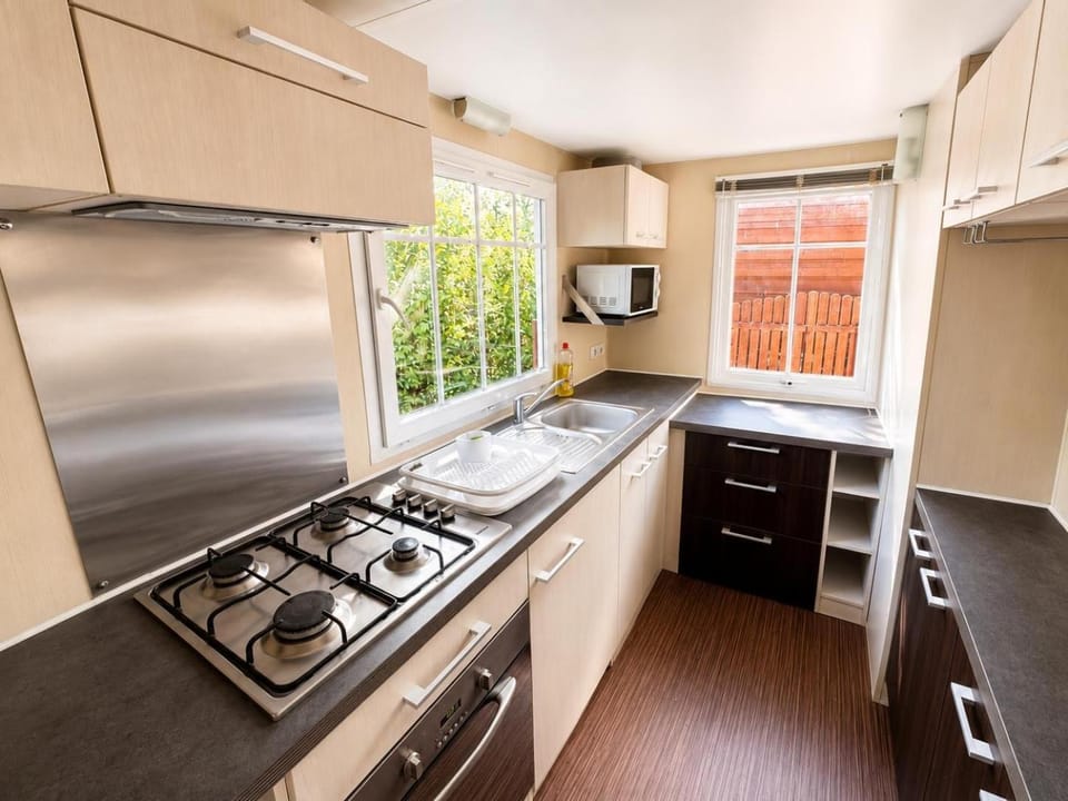 Kitchen or kitchenette, oven, stove