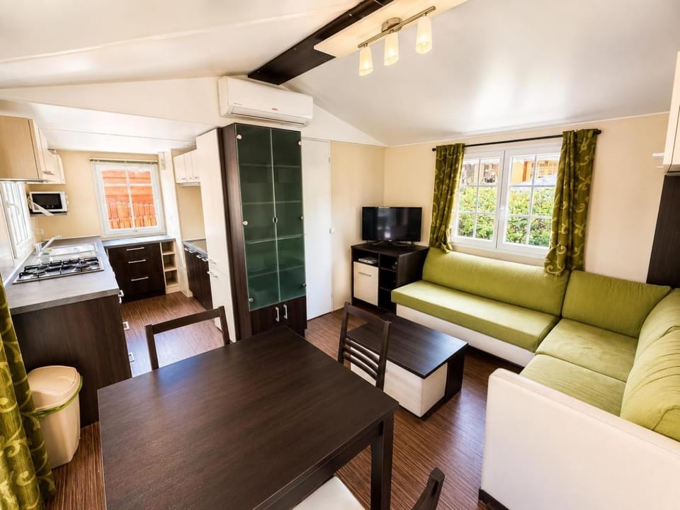 Living room, Seating area, Dining area, oven