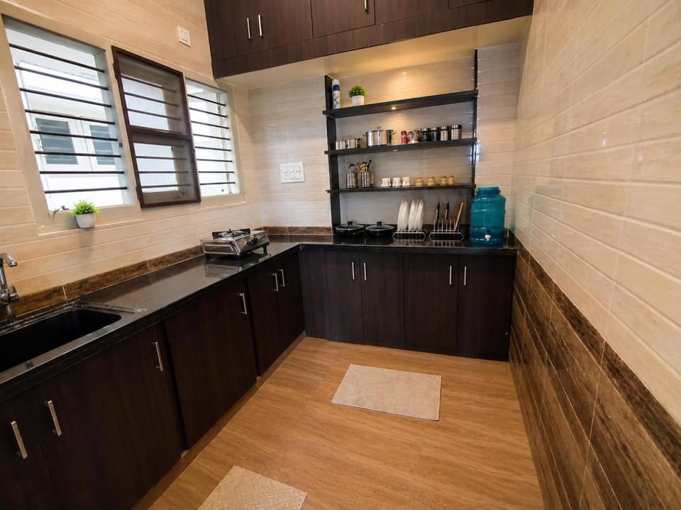 Coffee/tea facilities, Kitchen or kitchenette, dishwasher, stove
