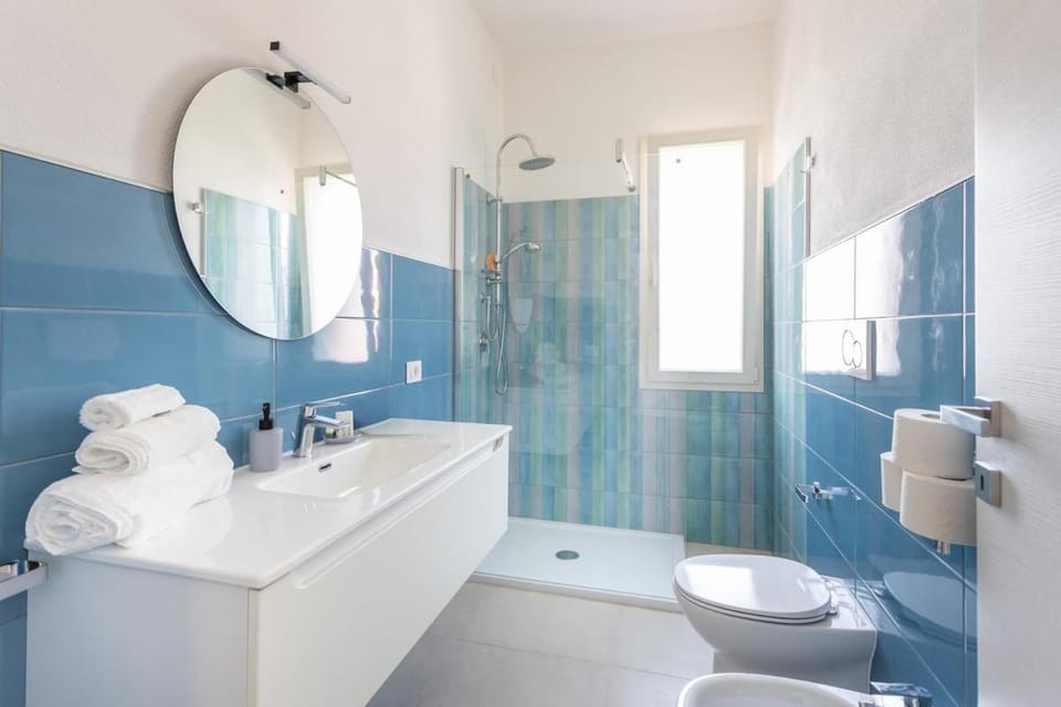 Shower, Toilet, Bathroom, bidet, towels