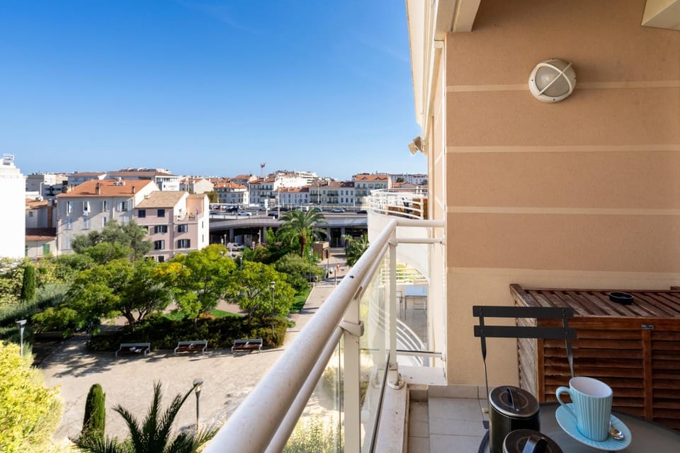 Bird's eye view, View (from property/room), Balcony/Terrace, Seating area, Dining area, City view