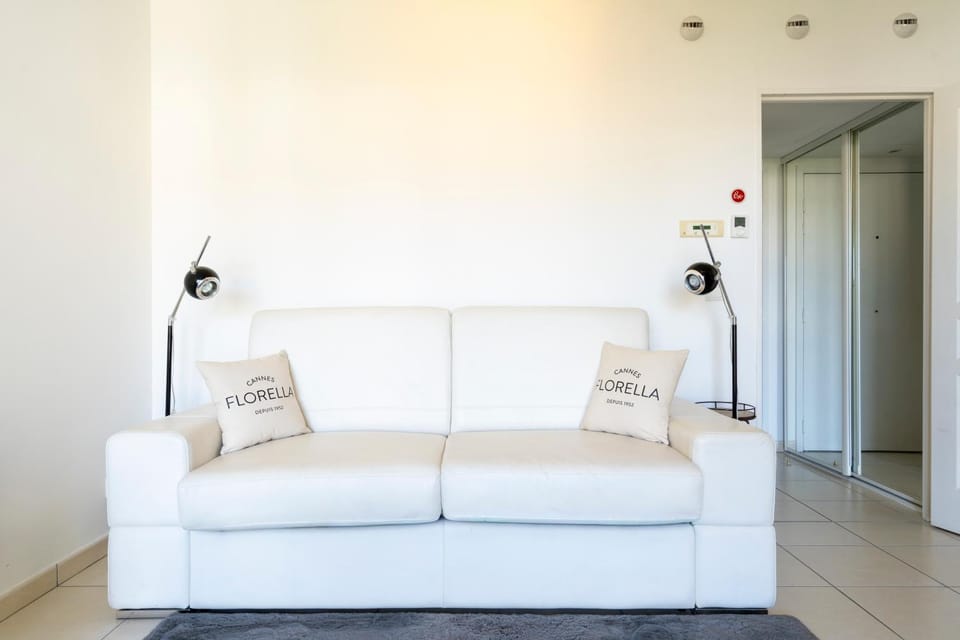 Living room, Decorative detail, Seating area