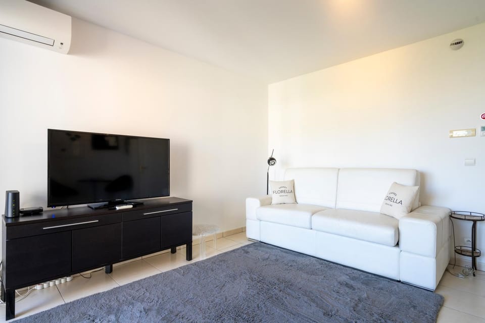 TV and multimedia, Living room, Decorative detail, Seating area, air conditioner