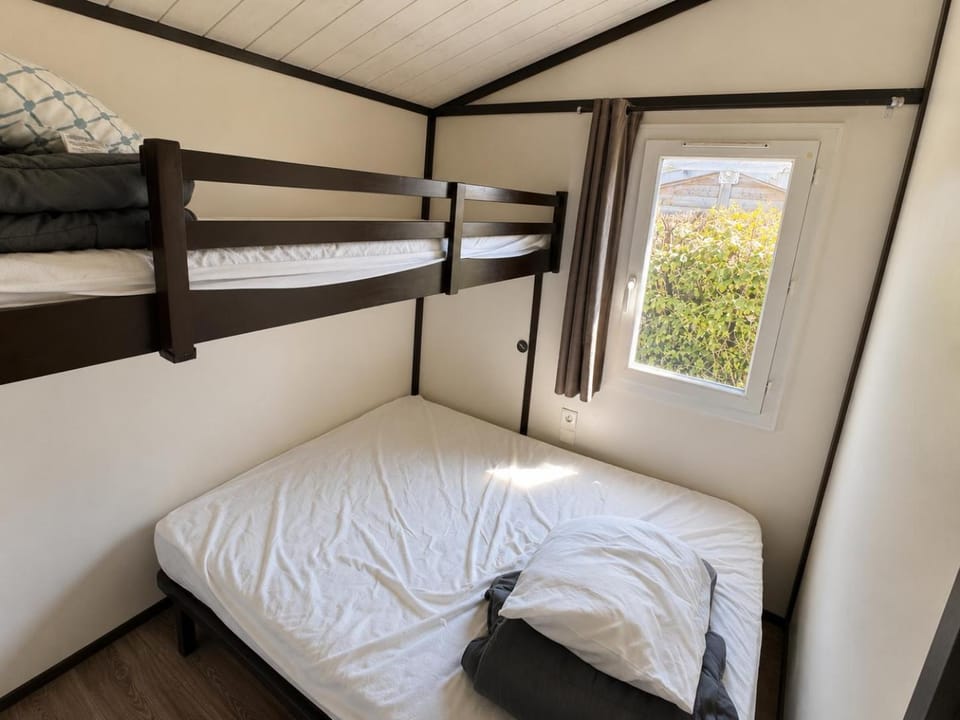 Bed, Photo of the whole room, Bedroom, bunk bed