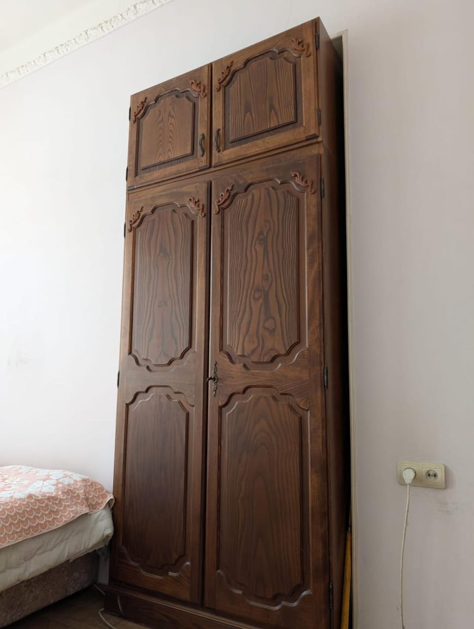 Photo of the whole room, wardrobe
