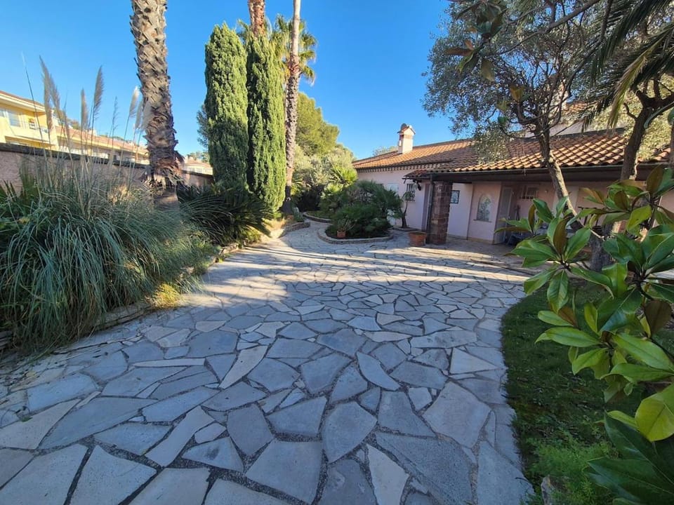 Waterfront villa between Cannes and St-Tropez Villa in Roquebrune-sur-Argens