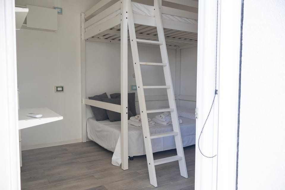 Bed, Bathroom, Photo of the whole room, Bedroom, bunk bed