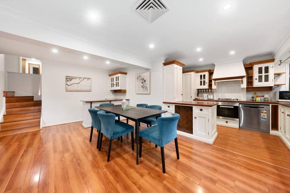 Kitchen or kitchenette, Seating area, Dining area