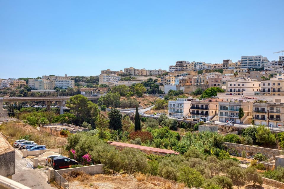 Valley View - Private Room w Balcony By SF Homes R8 Apartment in Saint Julians