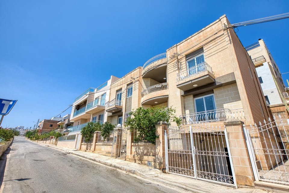 Valley View - Private Room w Balcony By SF Homes R8 Apartment in Saint Julians