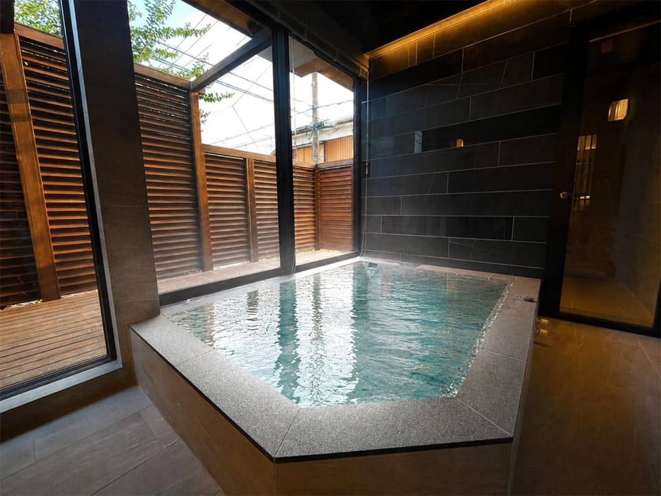 Hot Tub, Bathroom