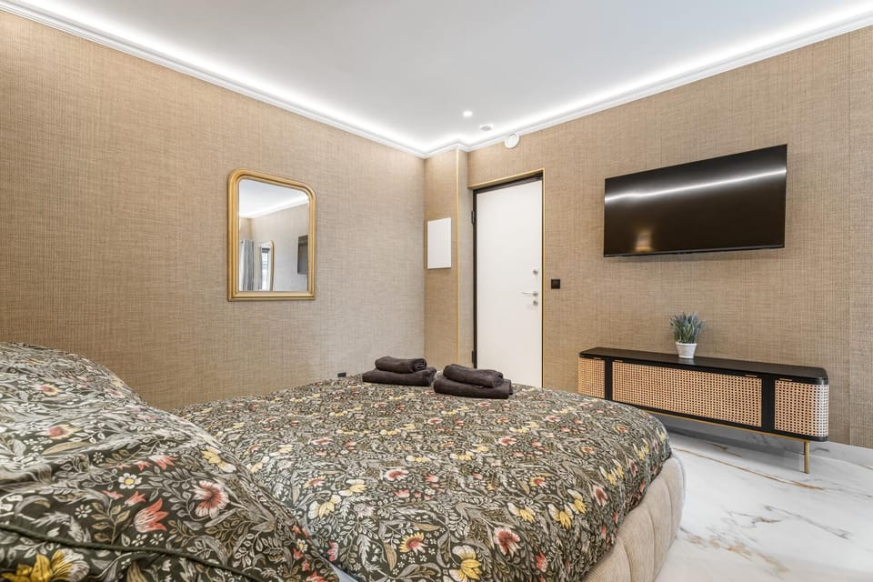 Photo of the whole room, Bedroom