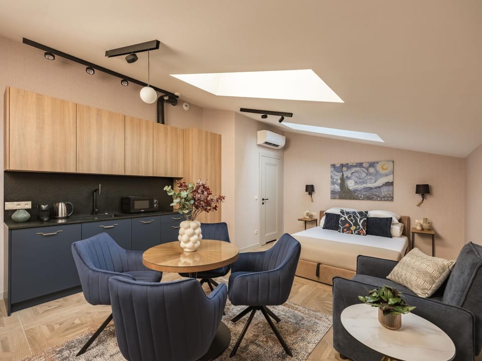 Kitchen or kitchenette, Seating area, Dining area