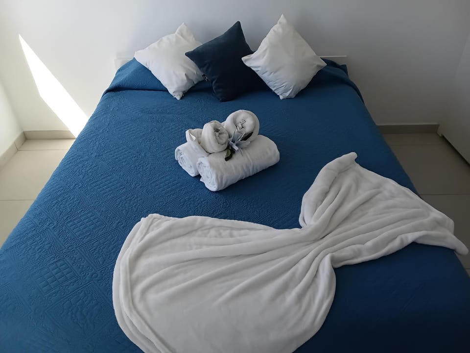 Bed, towels