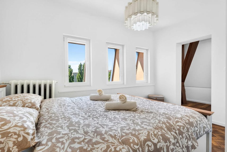 Bed, Photo of the whole room, Bedroom, towels