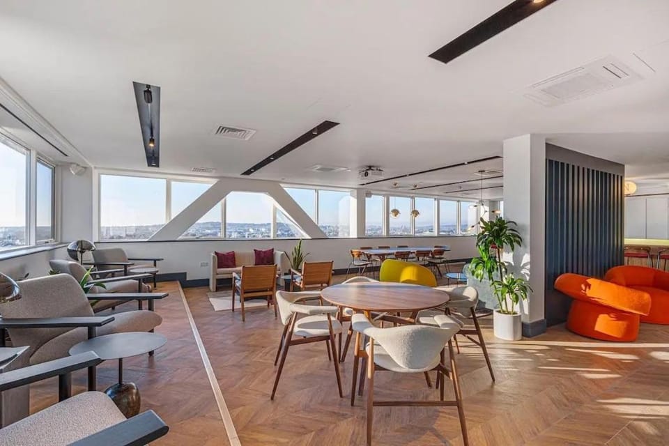 Design-Led Wembley Stay, Gym, Cinema, By Stadium Apartment in Wembley