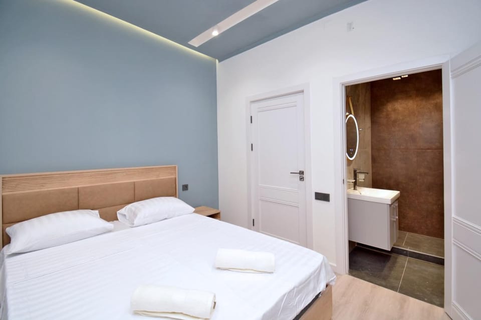 Toilet, Bed, Photo of the whole room