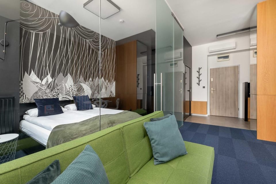 Bed, TV and multimedia, Living room, Photo of the whole room, Seating area, Bedroom, air conditioner
