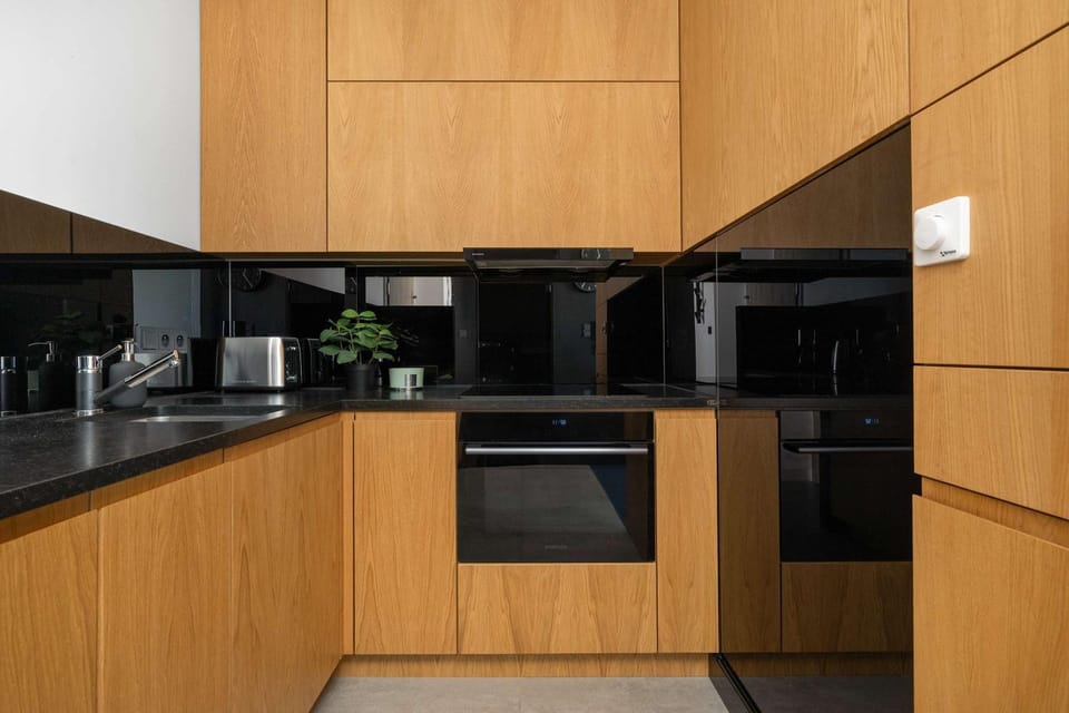 Coffee/tea facilities, Kitchen or kitchenette, oven, stove