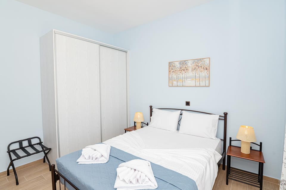 Bed, Bedroom, towels, wardrobe