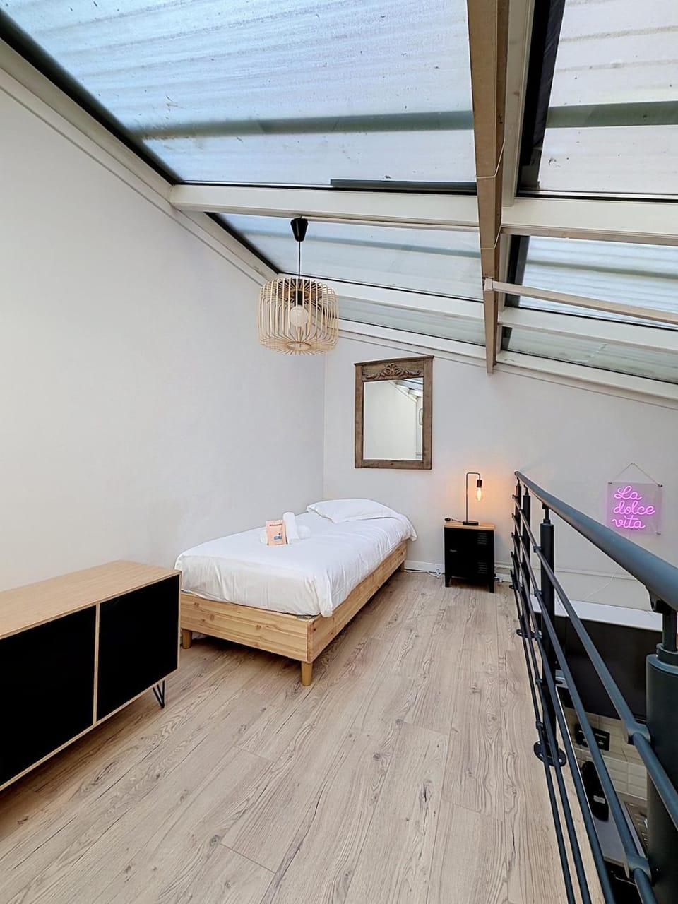 Bed, Photo of the whole room, Bedroom