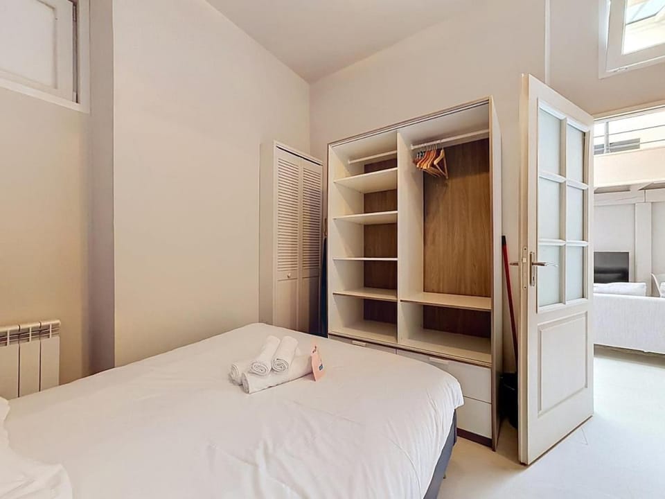 Bed, Photo of the whole room, Bedroom, internet, towels, wardrobe