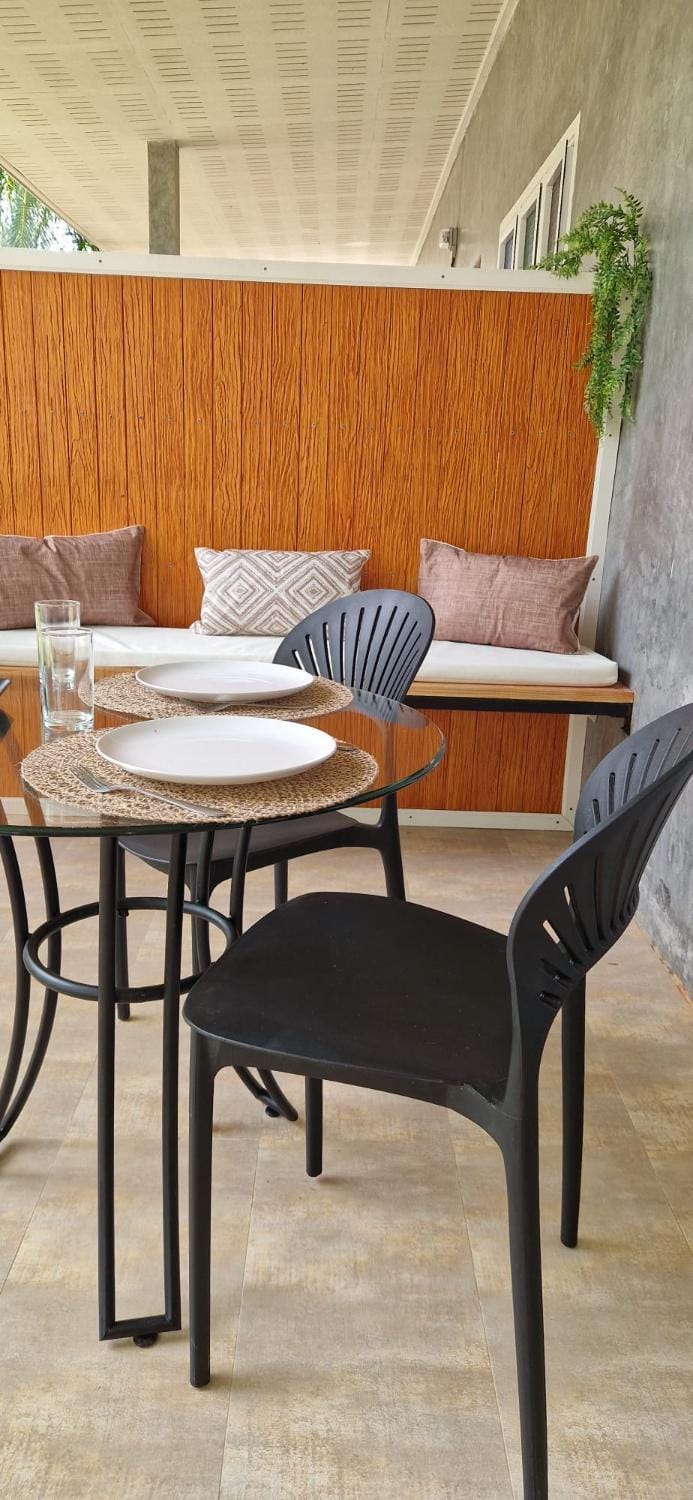 Seating area, Dining area