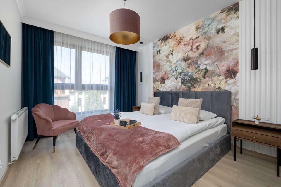 Bed, Living room, Photo of the whole room, Seating area, Bedroom