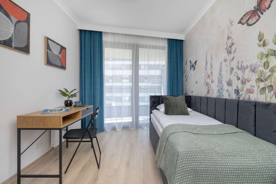 Bed, Photo of the whole room, Seating area, Bedroom
