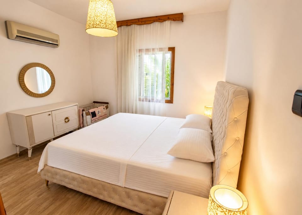 Bed, TV and multimedia, Photo of the whole room, Bedroom, internet, air conditioner