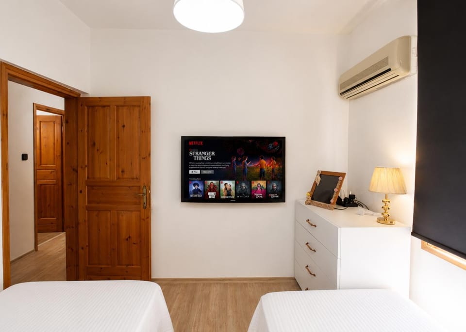 Communal lounge/ TV room, Bed, TV and multimedia, Kitchen or kitchenette, Photo of the whole room, Evening entertainment, Bedroom, wardrobe, air conditioner