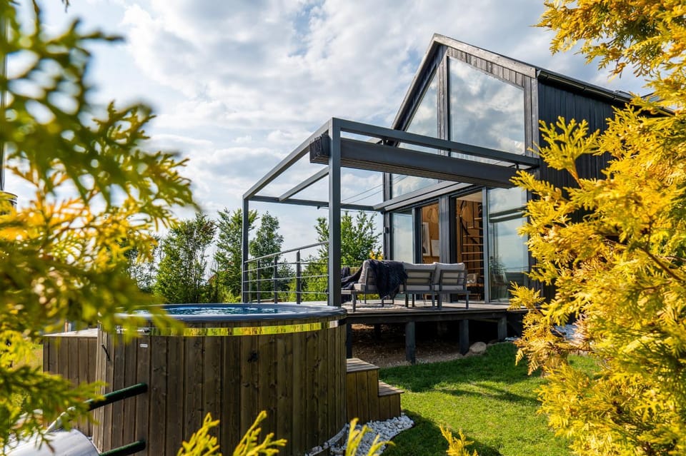 Property building, Garden, Hot Tub, Balcony/Terrace
