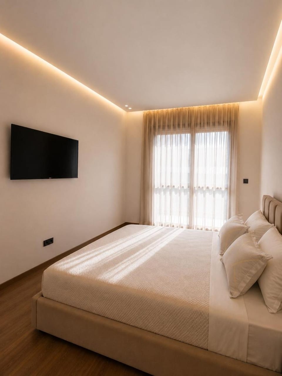 Bed, TV and multimedia, Photo of the whole room, Bedroom