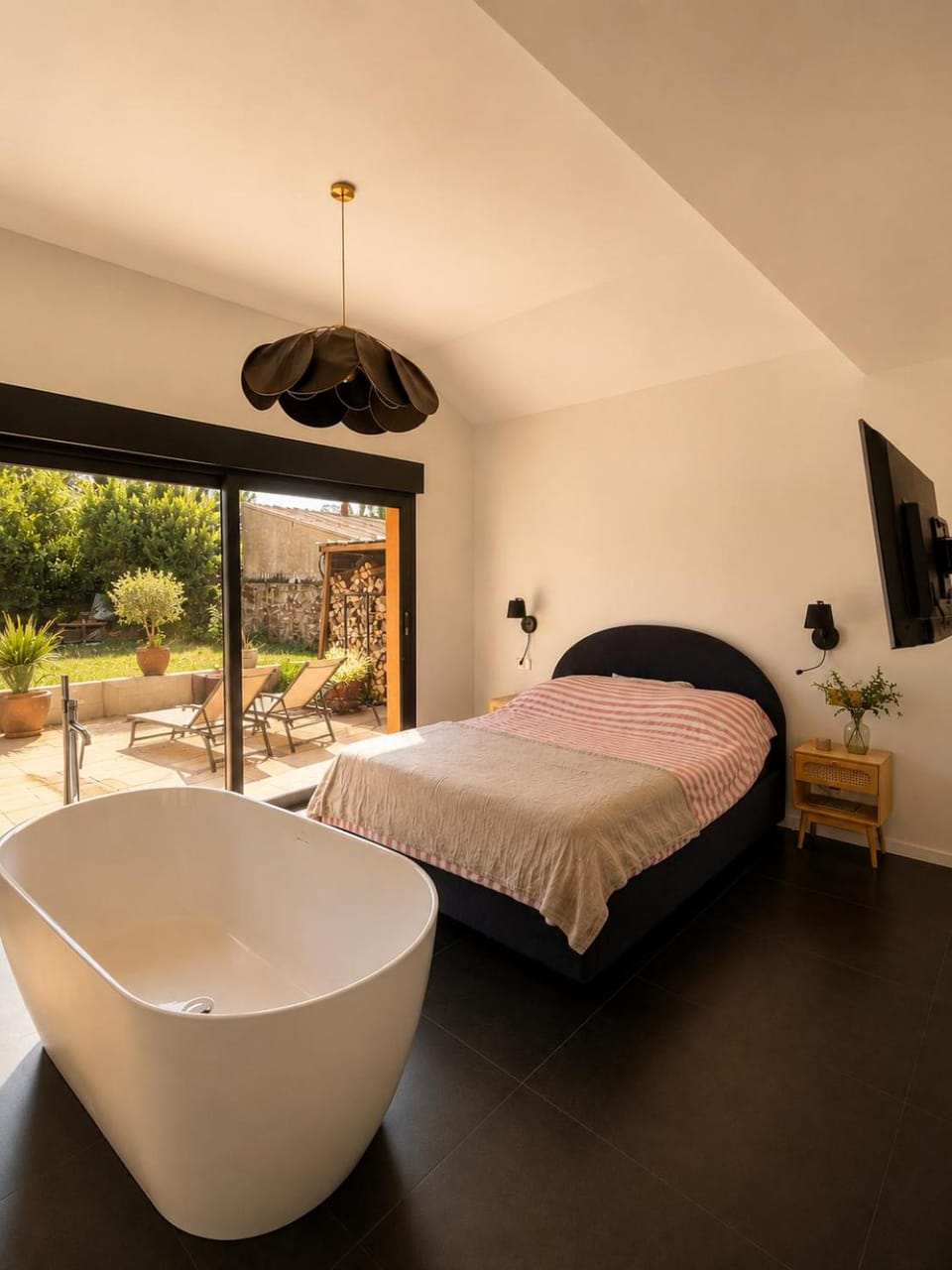 Photo of the whole room, Bedroom