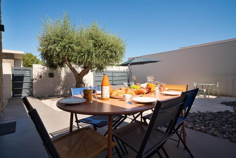 Patio, Day, Balcony/Terrace, Food and drinks, Dining area, Food
