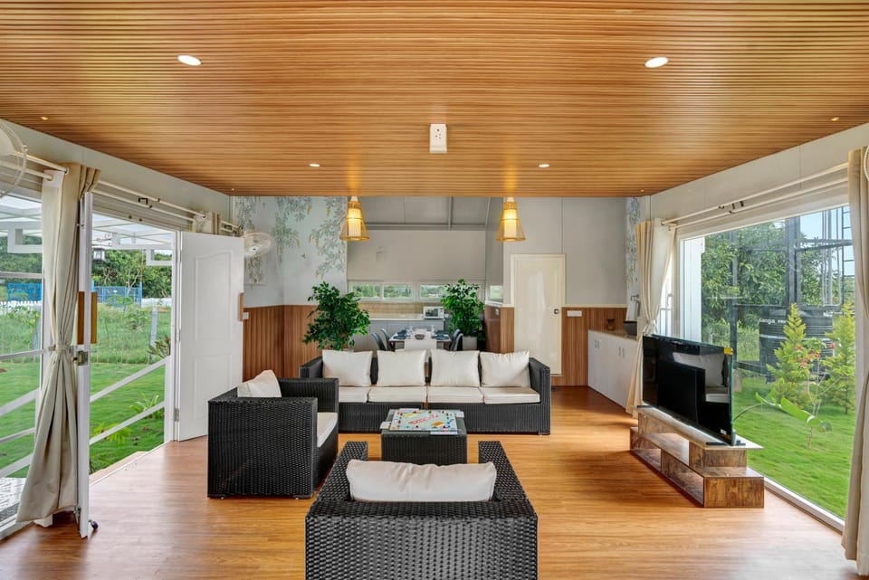 TV and multimedia, Kitchen or kitchenette, Living room, Seating area