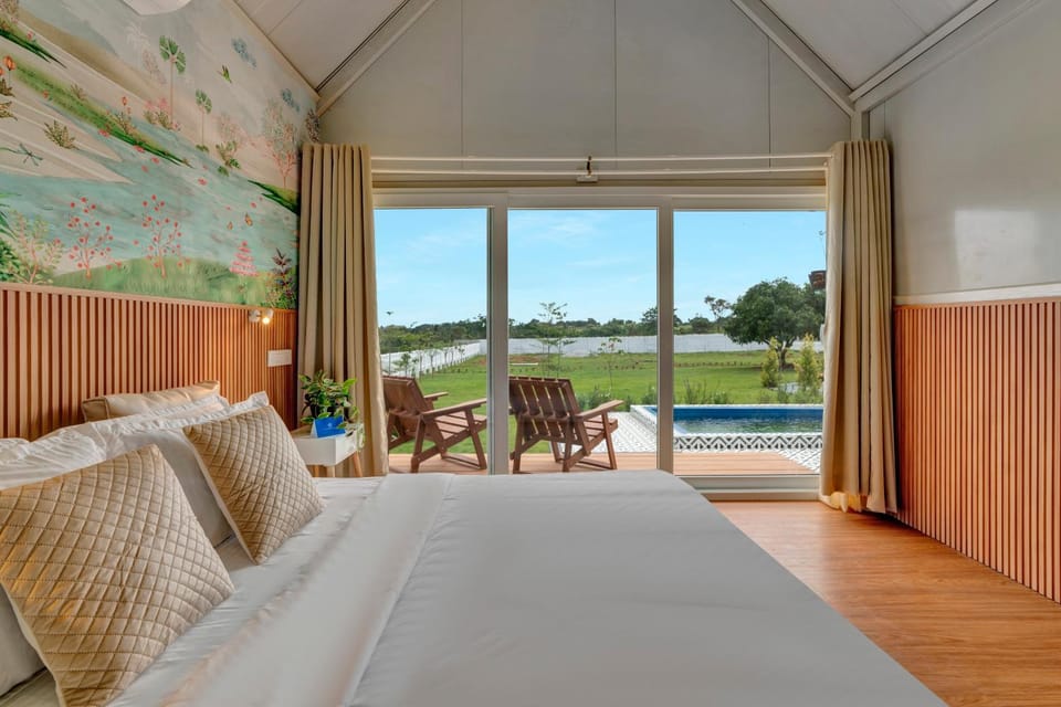 Bed, Natural landscape, View (from property/room), Balcony/Terrace, Photo of the whole room, Bedroom, Pool view, Swimming pool