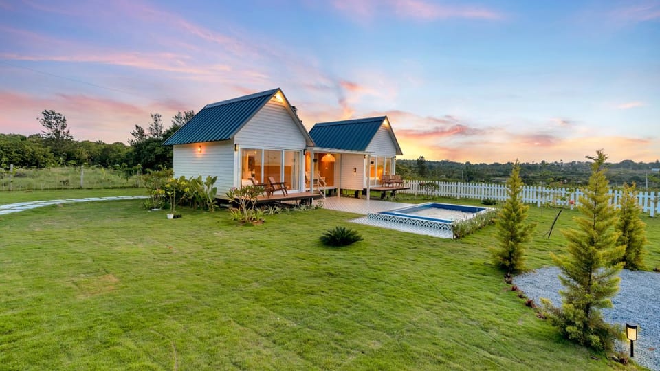 Property building, Facade/entrance, Day, Natural landscape, Garden view, Pool view, Swimming pool