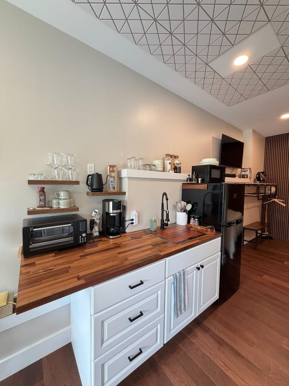 Coffee/tea facilities, Kitchen or kitchenette, minibar, oven, stove, toaster
