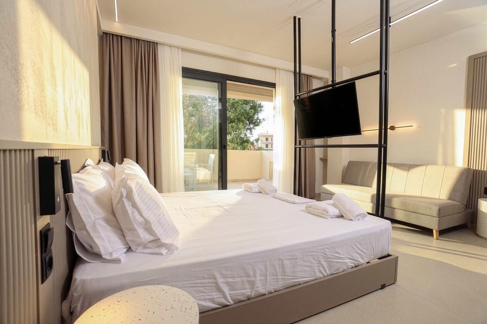 Bed, TV and multimedia, Photo of the whole room, Evening entertainment, Bedroom, towels