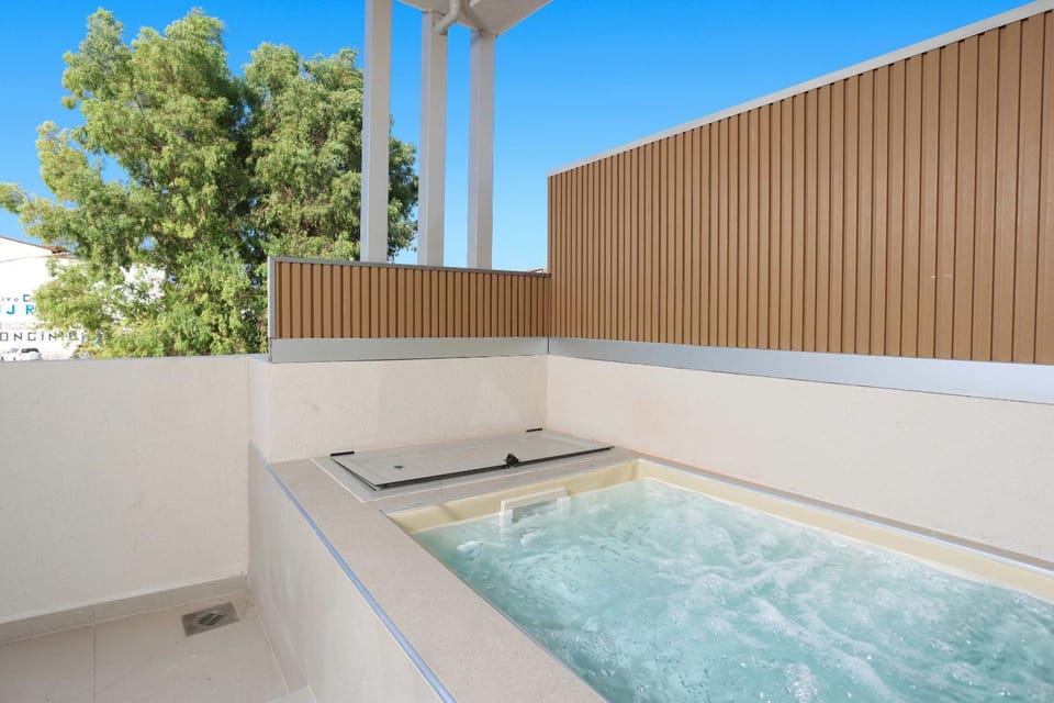 Day, Hot Tub