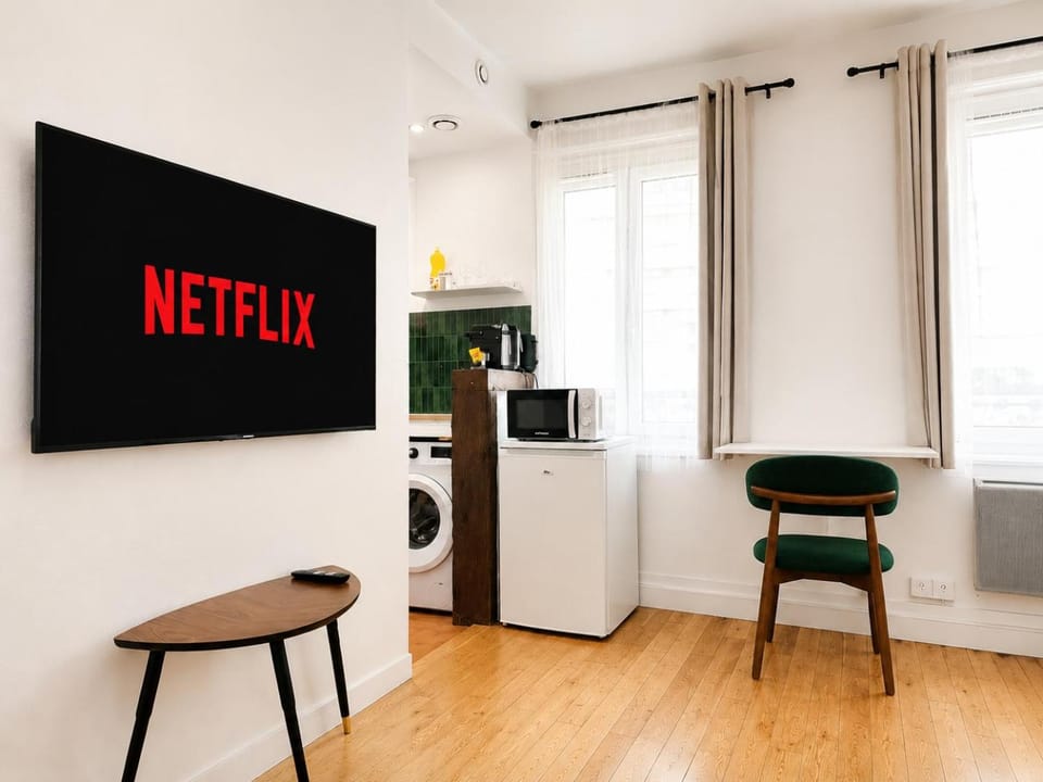 TV and multimedia, Living room, Seating area, Evening entertainment