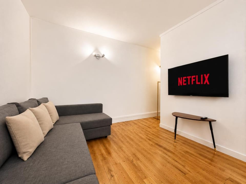Communal lounge/ TV room, Living room, Seating area, Evening entertainment