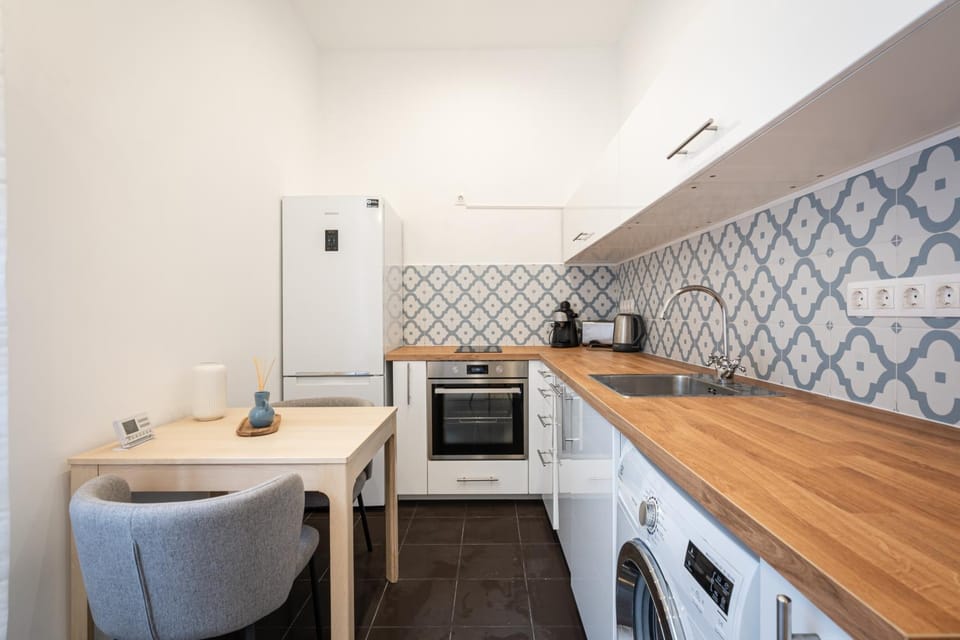 Coffee/tea facilities, Kitchen or kitchenette, Dining area, oven, stove, washing machine