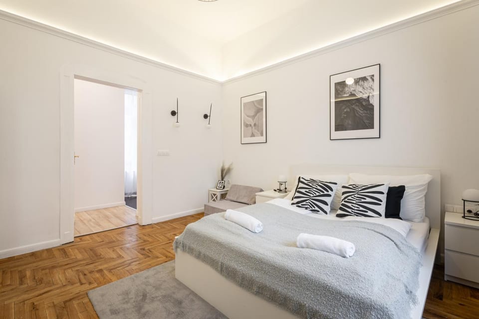Bed, Seating area, Bedroom, towels